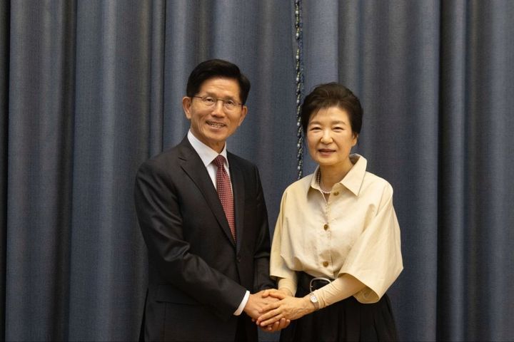 [대구=뉴시스] 김문수 국민의힘 대선 후보가 24일 대구 달서구에 있는 박근혜 전 대통령의 사저에서 박 전 대통령을 예방했다. (사진 = 국민의힘 제공) 2025.05.24 photo@newsis.com *재판매 및 DB 금지