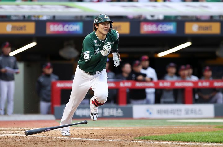 [서울=뉴시스] 프로야구 SSG 랜더스 최정이 24일 인천 SSG랜더스필드에서 열린 2025 신한 쏠뱅크 KBO리그 LG  트윈스와의 경기 5회말 동점 홈런을 친 뒤 베이스를 돌고 있다. (사진=SSG 랜더스 제공) 2025.05.24. *재판매 및 DB 금지