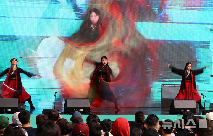 [서울=뉴시스] 박주성 기자 = 24일 서울 동대문디자인플라자(DDP) 어울림 광장에서 열린 2025 서울세계도시문화축제에서 한국 공연단이 공연을 하고 있다. 2025.05.24. park7691@newsis.com
