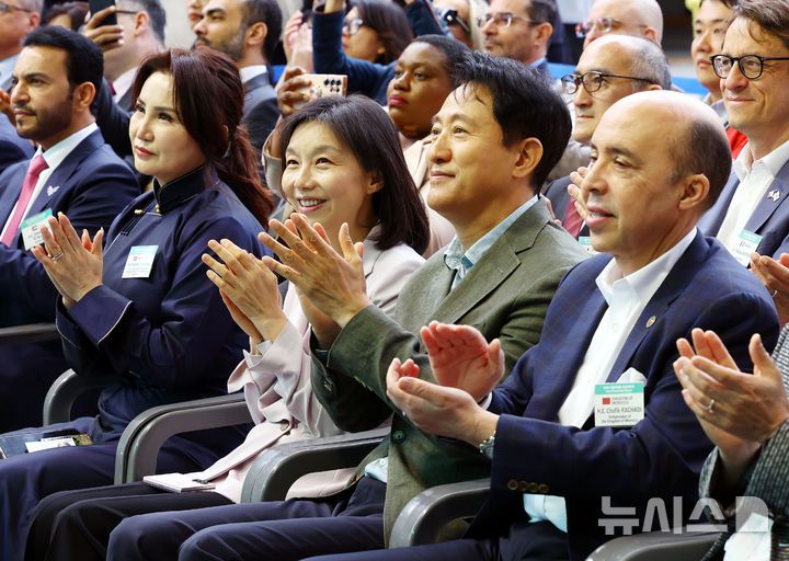 [서울=뉴시스] 박주성 기자 = 오세훈 서울시장과 최호정 서울시의회 의장을 비롯한 주한외교단이 24일 서울 동대문디자인플라자(DDP) 어울림 광장에서 열린 2025 서울세계도시문화축제 개막식에 참석하고 있다. 2025.05.24. park7691@newsis.com