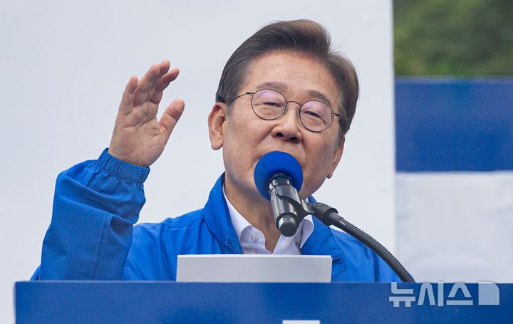 [시흥=뉴시스] 조성봉 기자 = 이재명 더불어민주당 대통령 후보가 24일 오후 경기도 시흥시 배곧아브뉴프랑센트럴광장에서 시민들에게 지지를 호소하고 있다. (공동취재) 2025.05.24. photo@newsis.com