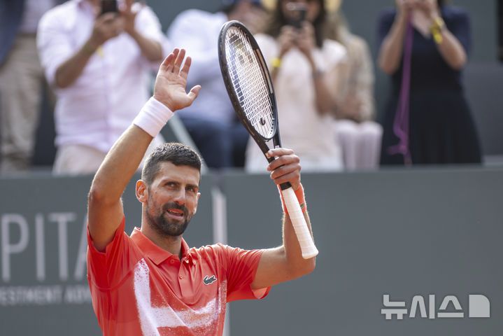 [제네바=AP/뉴시스] 노바크 조코비치(6위·세르비아)가 24일(현지 시간) 스위스 제네바에서 열린 남자프로테니스(ATP) 투어 제네바 오픈(ATP250) 단식 결승에서 후베르트 후르카치(31위·폴란드)를 꺾은 후 세리머니하고 있다. 조코비치는 후르카치에게 2-1(5-7 7-6 7-6) 역전승을 거두고 우승하며 ATP 투어 이상급 대회 단식 100회 우승의 대기록을 작성했다. 2025.05.25.