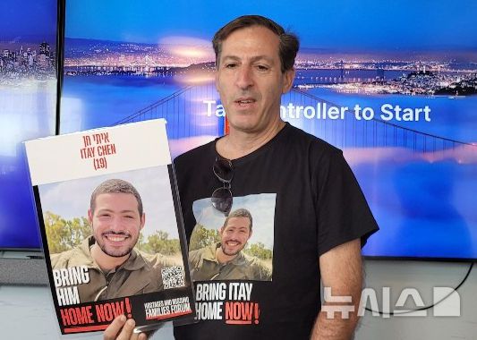 [텔아비브=뉴시스]김난영 기자 = 하마스 잔여 억류 인질인 이타이 헨의 부친 루비 헨 씨가 22일(현지 시간) 텔아비브 인질가족포럼 본부에서 아들의 사진을 들고 있다. 2025.05.25.