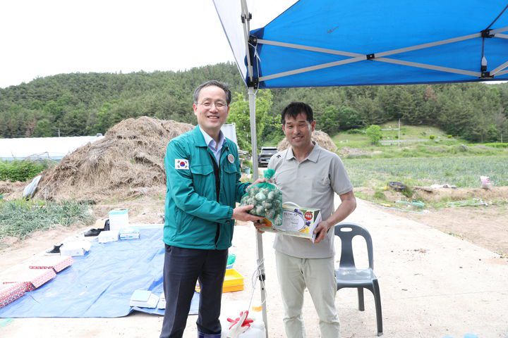 [창녕=뉴시스] 사진은 이형일 통계청장이 지난 21일 오전 경남 창녕군의 한 마늘밭에서 마늘생산량조사 시연회를 진행한 후 밭 주인 조덕종씨와 사진을 찍고 있는 모습. (사진=통계청 제공) 2025.05.21. photo@newsis.com *재판매 및 DB 금지