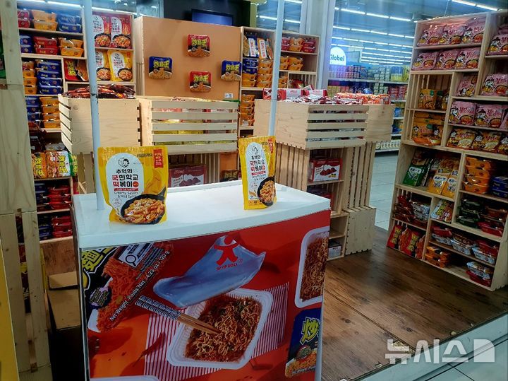 [마닐라=뉴시스] 변해정 기자 = 필리핀 수도 마닐라에 위치한 아시아 3위 규모의 복합 쇼핑몰인 '몰 오브 아시아'(Mall of Asia) 내 마켓에서 한국 식품 업체들의 라면 및 밀키트 제품이 진열돼 있다. (사진= 뉴시스 DB) photo@newsis.com