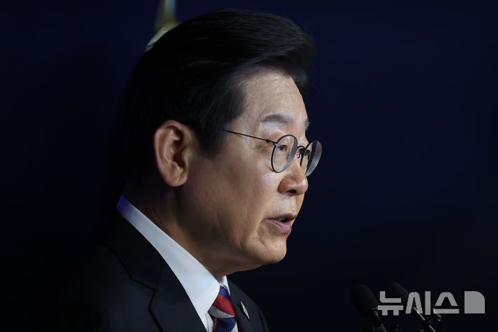 [서울=뉴시스] 고승민 기자 = 이재명 더불어민주당 대선 후보가 25일 서울 여의도 당사에서 기자간담회를 하고 있다. 2025.05.25. kkssmm99@newsis.com