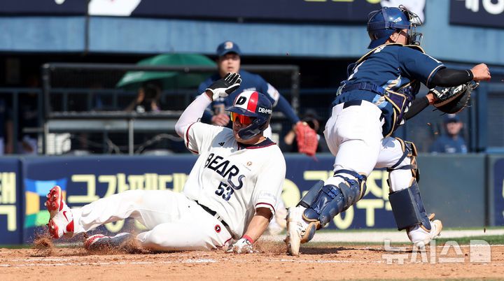 [서울=뉴시스] 추상철 기자 = 25일 오후 서울 송파구 잠실야구장에서 열린 2025 KBO리그 NC 다이노스와 두산 베어스의 경기, 5회말 1아웃 주자 만루 상황에서 두산 임종성의 희생플라이로 3루 주자 양석환이 홈인하고 있다. 2025.05.25. scchoo@newsis.com
