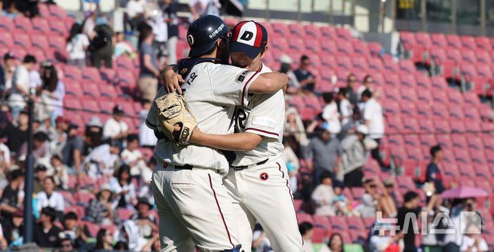 [서울=뉴시스] 추상철 기자 = 25일 오후 서울 송파구 잠실야구장에서 열린 2025 KBO리그 NC 다이노스와 두산 베어스의 경기, 5대3 역전승을 거둔 두산 투수 김택연과 포수 김기연이 기뻐하고 있다. 2025.05.25. scchoo@newsis.com
