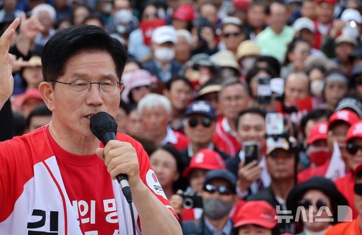 [서산=뉴시스] 권창회 기자 = 김문수 국민의힘 대선 후보가 25일 충남 서산시 중앙통 로데오거리에서 열린 집중유세에서 지지호소를 하고 있다. (공동취재) 2025.05.25. photo@newsis.com