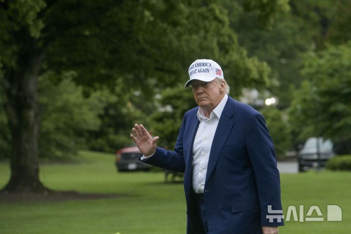 [워싱턴=AP/뉴시스]도널드 트럼프 미 대통령이 지난 25일(현지시각) 대통령 전용 헬리콥터 마린원으로 백악관 사우스론에 도착한 후 기자들에게 손을 흔들고 있다. 그가 이날 우르줄라 폰 데어 라이엔 유럽연합(EU) 정상과의 통화에서 EU에 대한 50% 관세 부과를 7월9일로 연기하겠다고 발표함에 따라 유럽 증시는 26일 가 상승세로 출발하고 미국 선물도 급등했다. 2025.05.27.