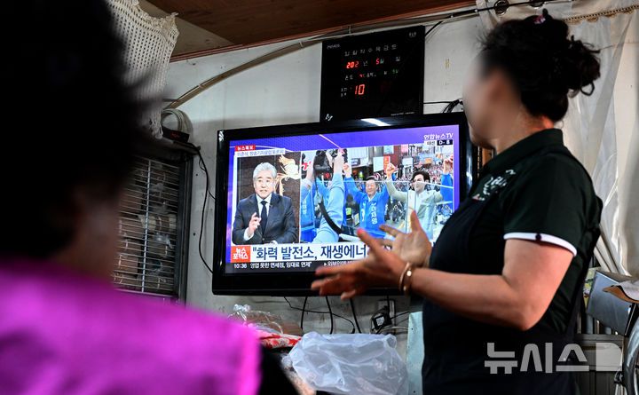 [광주=뉴시스] 김혜인 기자 = 제21대 대통령 선거를 일주일 여 앞둔 26일 오전 광주 광산구 1913송정역시장에서 상인들이 대선 관련 뉴스를 시청하고 있다. 2025.05.26. hyein0342@newsis.com