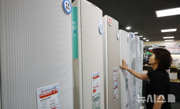 [서울=뉴시스] 박주성 기자 = 서울의 한 가전매장에서 직원이 제품을 점검하고 있다. 2025.05.26. park7691@newsis.com