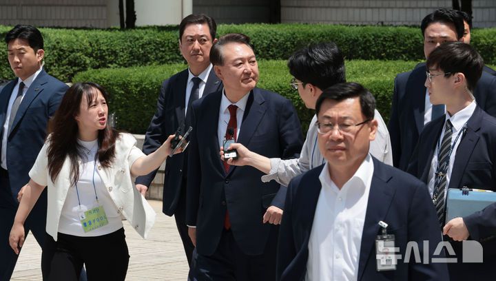 [서울=뉴시스] 사진공동취재단 = 윤석열 전 대통령이 26일 서울 서초구 서울중앙지방법원에서 열린 내란 우두머리 혐의·직권남용 권리행사 방해 혐의 사건 5차 오전 공판을 마친 뒤 지지자들을 바라보며 차량으로 향하고 있다. 2025.05.26. photo@newsis.com