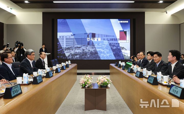 [평택=뉴시스] 권창회 기자 = 김문수 국민의힘 대선 후보가 26일 경기 평택시 삼성전자 평택캠퍼스를 방문해 간담회를 갖고 인사말을 하고 있다. 2025.05.26. kch0523@newsis.com