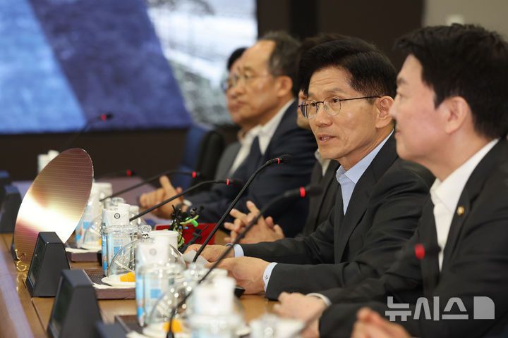 [평택=뉴시스] 권창회 기자 = 김문수 국민의힘 대선 후보가 26일 경기 평택시 삼성전자 평택캠퍼스를 방문해 간담회를 갖고 인사말을 하고 있다. 2025.05.26. kch0523@newsis.com