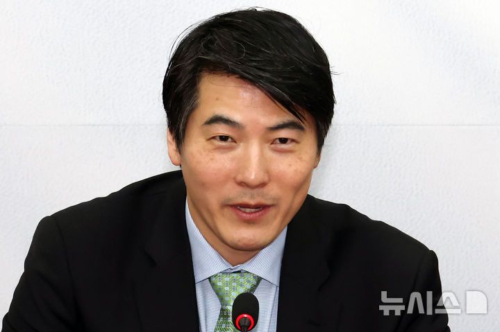 [서울=뉴시스] 조성우 기자 = 제이슨 권 오픈AI 최고전략책임자(CSO)가 26일 오후 서울 여의도 국회를 찾아 최형두 국민의힘 선대위 AI과학정책본부장을 만나 발언하고 있다. 2025.05.26. xconfind@newsis.com