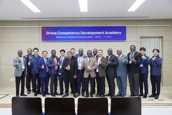 [서울=뉴시스] 한국교통안전공단은 지난 26일부터 30일까지 TS김천드론자격센터와 순천향대 일원에서 아프리카·아시아 4개국이 참여하는 '드론 역량개발 아카데미(Drone Competency Development Academy)'를 개최한다. 2025.05.27. (사진=교통안전공단 제공) photo@newsis.com  *재판매 및 DB 금지