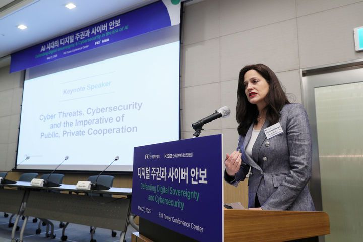 [서울=뉴시스]앤 뉴버거 스탠퍼드대학교 교수(전 백악관 국가안보위원회 부보좌관)가 27일 FKI타워 컨퍼런스센터에서 열린 'AI 시대의 디지털 주권과 사이버 안보' 세미나에서 주제발표를 하고 있다. (사진 = 한국경제인협회) 2025.05.27. photo@newsis.com  *재판매 및 DB 금지