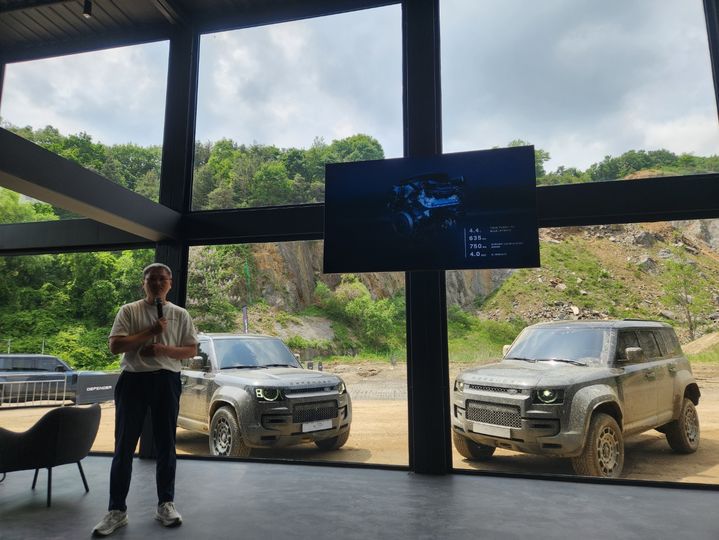 [안성=뉴시스] 유희석 기자 = 지난 21일 경기 안성에 있는 JLR 코리아 오프로드 체험장에서 홍성준 JLR 코리아 매니저가 디펜더 옥타 모델에 대해 설명하고 있다. 2025.05.28 photo@newsis.com *재판매 및 DB 금지