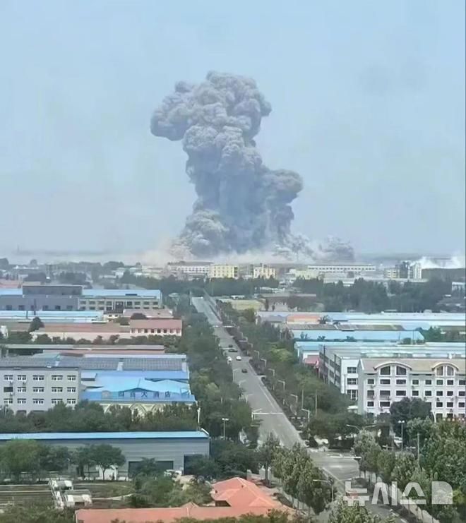 [베이징=뉴시스] 중국 산둥성의 한 화학공장에서 폭발사고가 발생해 당국이 사고 대응에 나섰다고 27일 관영 신화통신 등 현지 매체들이 보도했다. 사진은 폭발사고 현장에서 연기가 피어오르는 모습. (사진=중국 바이두 갈무리) *DB 및 재판매 금지 2025.05.28. photo@newsis.com