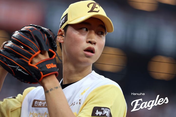 [서울=뉴시스] 프로야구 한화 이글스 엄상백이 지난 5월15일 대전 한화생명볼파크에서 열린 2025 신한 쏠뱅크 KBO리그 두산 베어스와의 경기에 선발 등판해 공을 던지고 있다. (사진=한화 이글스 제공) 2025.05.15. *재판매 및 DB 금지