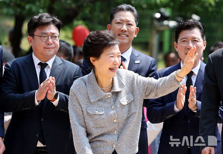 [구미=뉴시스] 이무열 기자 = 박근혜 전 대통령이 27일 경북 구미시 상모동 박정희 전 대통령 생가를 방문하고 있다. 2025.05.27. lmy@newsis.com