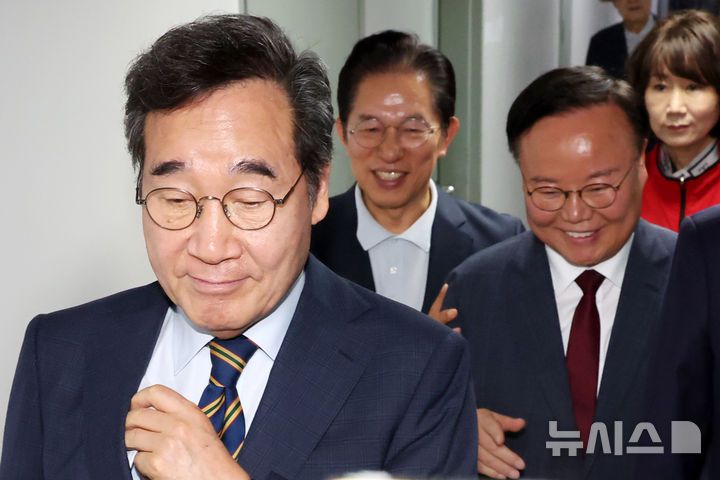 [서울=뉴시스] 조성우 기자 = 이낙연 새미래민주당 상임고문이 27일 오전 서울 여의도 중앙당사에서 김문수 국민의힘 대선후보와 '개헌·공동정부' 합의 관련 기자회견 마친 뒤 이동하고 있다. 오른쪽은 김재원 김문수 후보 비서실장. 2025.05.27. xconfind@newsis.com