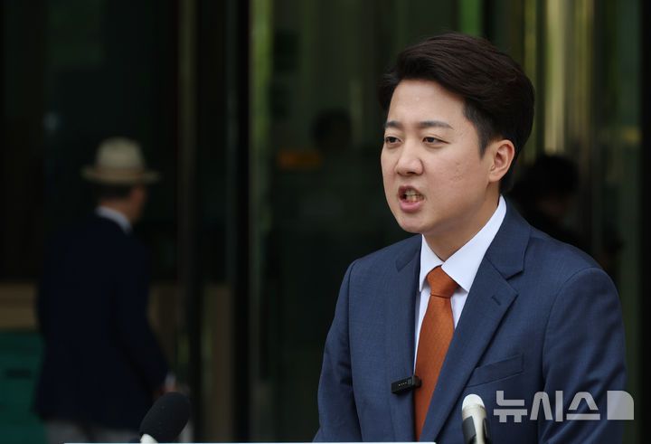 [서울=뉴시스] 고승민 기자 = 이준석 개혁신당 대선 후보가 27일 서울 여의도 국회 소통관 앞에서 단일화 관련 기자회견을 하고 있다. 2025.05.27. kkssmm99@newsis.com