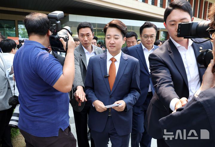 [서울=뉴시스] 고승민 기자 = 이준석 개혁신당 대선 후보가 27일 서울 여의도 국회 소통관 앞에서 단일화 관련 기자회견을 마친 뒤 퇴장하고 있다. 2025.05.27. kkssmm99@newsis.com