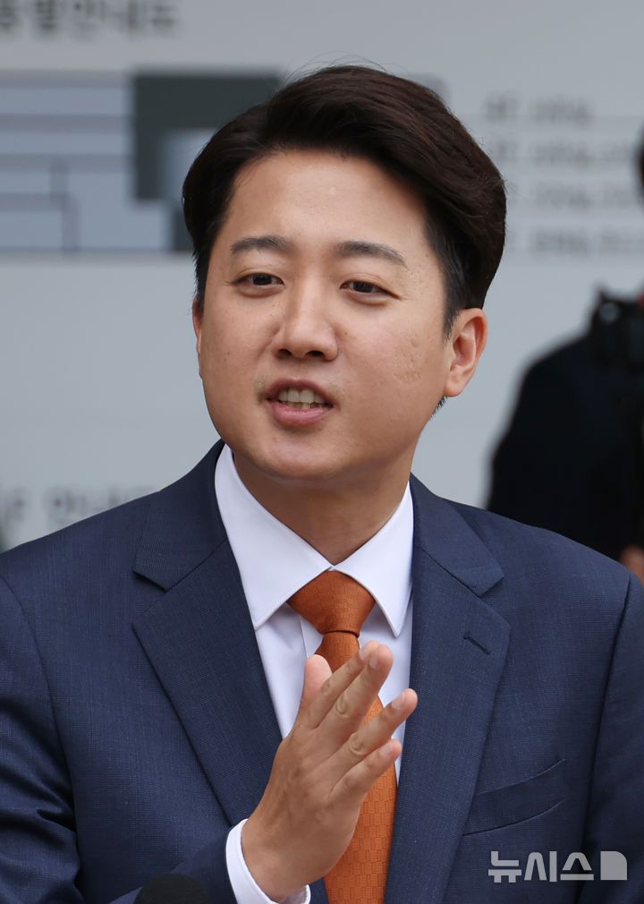 [서울=뉴시스] 고승민 기자 = 이준석 개혁신당 대선 후보가 27일 서울 여의도 국회 소통관 앞에서 단일화 관련 기자회견을 하고 있다. 2025.05.27. kkssmm99@newsis.com