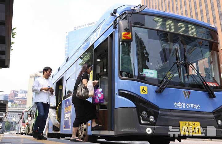 [서울=뉴시스] 김근수 기자 = 서울 시내버스 파업 예고를 하루 앞둔 27일 서울 중구 서울역 버스승강장에서 시민들이 시내버스를 타고 있다.서울시버스노동조합이 속한 한국노총 전국자동차노조연맹은 오는 27일까지 임금·단체협약(임단협) 협상 합의안이 도출되지 않으면 28일 첫차부터 전국 동시 파업에 돌입하겠다고 예고했다. 2025.05.27. ks@newsis.com