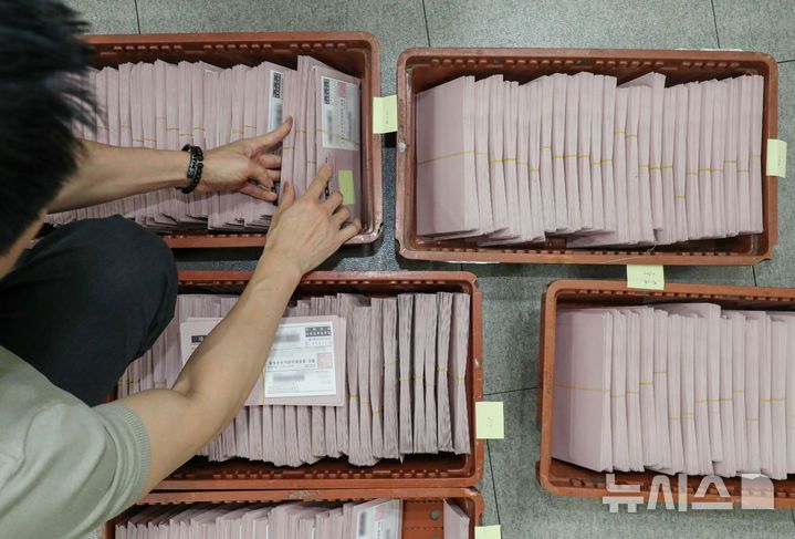 [인천공항=뉴시스] 김선웅 기자 =제21대 대통령선거를 일주일 앞둔 27일 인천국제공항 국제우편물류센터에서 우정사업본부 직원들이 국내로 회송된 재외투표지를 확인하고 있다.중앙선관위는 외교부, 우정사업본부와 합동으로 118개국 223개 재외투표소에서 외교행낭을 통해 국내로 회송된 재외투표지를 확인·분류하여 구·시·군선관위로 발송한다. (공동취재) 2025.05.27. photo@newsis.com