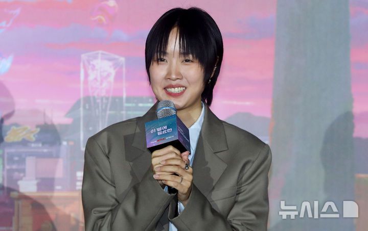 [서울=뉴시스] 김혜진 기자 = 한지원 감독이 27일 오후 서울 광진구 롯데시네마 건대입구에서 열린 넷플릭스 애니메이션 영화 '이 별에 필요한' 언론시사회에서 인사말을 하고 있다. 2025.05.27. jini@newsis.com