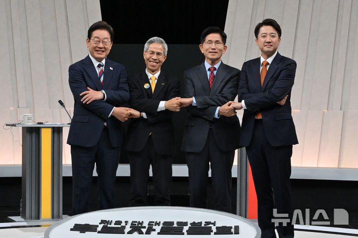 [서울=뉴시스] 국회사진기자단 = 27일 오후 서울 마포구 상암동 MBC 스튜디오에서 열린 중앙선거방송토론위원회 주관 제21대 대통령선거 3차 후보자토론회 시작에 앞서 각 정당 대선후보들이 기념촬영을 하고 있다. 왼쪽부터 이재명 더불어민주당, 권영국 민주노동당, 김문수 국민의힘, 이준석 개혁신당 대선후보. 2025.05.27. photo@newsis.com