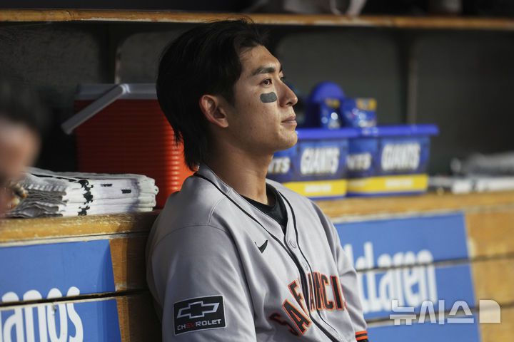 [디트로이트=AP/뉴시스] 샌프란시스코 자이언츠의 이정후가 5월27일(현지 시간) 미 미시간주 디트로이트의 코메리카 파크에서 열린 2025 메이저리그 디트로이트 타이거스와의 경기 9회 초 더그아웃에서 경기를 지켜보고 있다. 이정후는 3타수 무안타 1사구로 침묵했고 팀은 1-3으로 패했다. 2025.05.28.