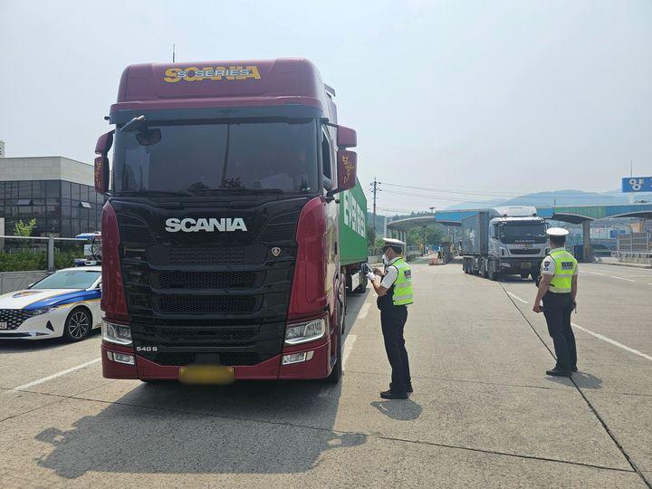 [용인=뉴시스] 양효원기자 = 28일 오전 경기 용인시 양지톨게이트에서 경기남부경찰청 고속도로순찰대가 화물차 법규 위반을 단속하고 있다. 2025.5.28. hyo@newsis.com *재판매 및 DB 금지