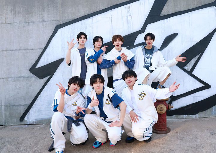 [서울=뉴시스] 그룹 '킥플립'이 28일 신곡 '프리즈(FREEZE)'의 뮤직비디오 비하인드 사진을 공개했다. (사진=JYP엔터테인먼트 제공) 2025.05.28. photo@newsis.com *재판매 및 DB 금지