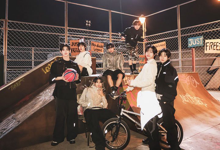 [서울=뉴시스] 그룹 '킥플립'이 28일 신곡 '프리즈(FREEZE)'의 뮤직비디오 비하인드 사진을 공개했다. (사진=JYP엔터테인먼트 제공) 2025.05.28. photo@newsis.com *재판매 및 DB 금지