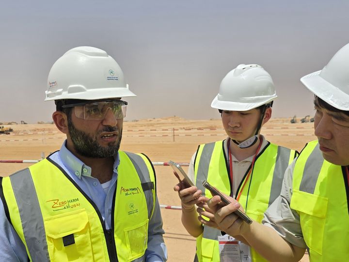 [리야드=뉴시스]제야드 A. 알드바아니(Zeyad A. Al-Dhabaani) 리말 에너지 컴퍼니 최고경영자(CEO)가 루마 가스복합 발전소 프로젝트 관련해 기자들과 인터뷰 중이다. (사진=산업통상자원부 공동취재단 제공) *재판매 및 DB 금지