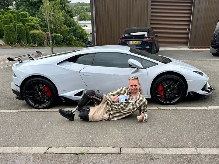 [뉴시스]영국에서 4억원 상당의 고급 스포츠카가 장애인 주차구역에 비스듬히 주차된 사진이 논란이 됐는데, 차주가 장애인이었다는 사실이 알려지면서 여론이 뒤집히는 해프닝이 있었다. (사진=페이스북) *재판매 및 DB 금지