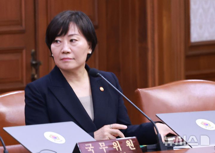 [서울=뉴시스] 최진석 기자 = 송미령 농림축산식품부 장관이 28일 정부서울청사에서 열린 국무회의에서 참석하고 있다. (대통령실통신사진기자단) 2025.05.28. myjs@newsis.com