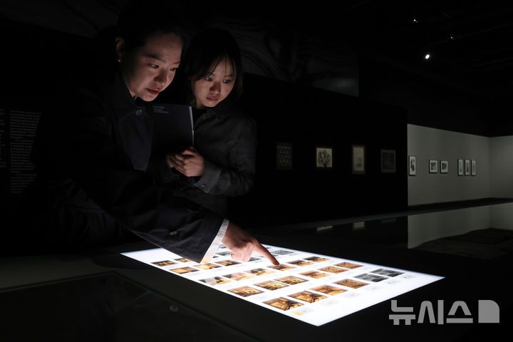 [서울=뉴시스] 박진희 기자 = 서울시립미술관은 신규 분관 서울시립 사진미술관(Photography Seoul Museum of Art) 개관을 앞둔 28일 서울 도봉구 서울시립 사진미술관에서 개관특별전 '광채 光彩 : 시작의 순간들' 전시 작품을 선보이고 있다. 서울시립 사진미술관은 우리나라 공립미술관 중 최초로 설립된 사진 매체 특화 미술관이다. 2025.05.28. pak7130@newsis.com