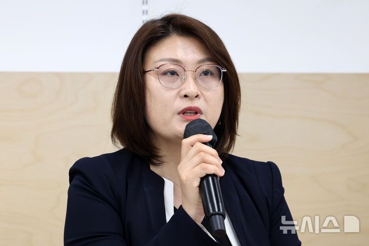 [서울=뉴시스] 박진희 기자 = 한정희 서울시립 사진미술관 관장이 28일 서울 도봉구 서울시립 사진미술관에서 열린 개관특별전 '광채 光彩 : 시작의 순간들'과 '스토리지 스토리' 기자간담회에 참석하여 인사말을 하고 있다. 서울시립 사진미술관은 우리나라 공립미술관 중 최초로 설립된 사진 매체 특화 미술관이다. 2025.05.28. pak7130@newsis.com