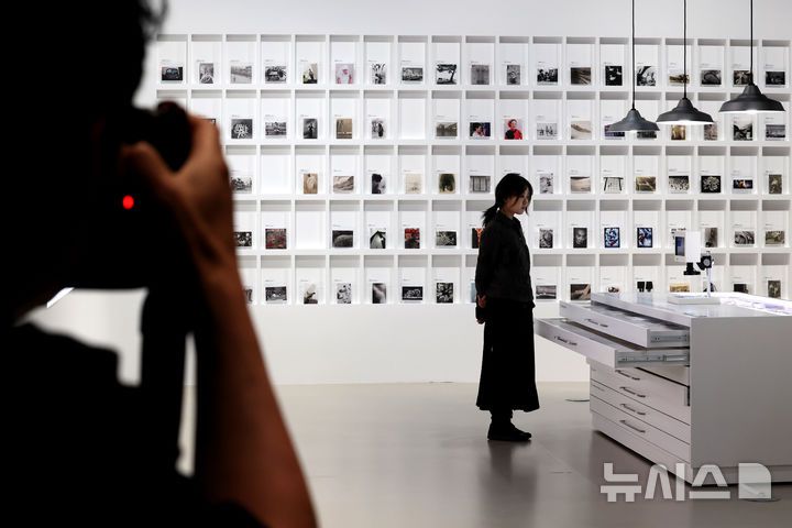 [서울=뉴시스] 박진희 기자 = 서울시립미술관은 신규 분관 서울시립 사진미술관(Photography Seoul Museum of Art) 개관을 앞둔 28일 서울 도봉구 서울시립 사진미술관에서 개관특별전 '광채 光彩 : 시작의 순간들'과 '스토리지 스토리' 기자간담회를 갖고 '스토리지 스토리' 참여 작가 오주영의 작품을 선보이고 있다. '스토리지 스토리'는 여섯 명의 동시대 작가(원성원, 서동신, 오주영, 정멜멜, 정지현, 주용성)들의 각기 다른 시선으로 서울시립 사진미술관의 건립과정을 담은 전시이다. 2025.05.28. pak7130@newsis.com