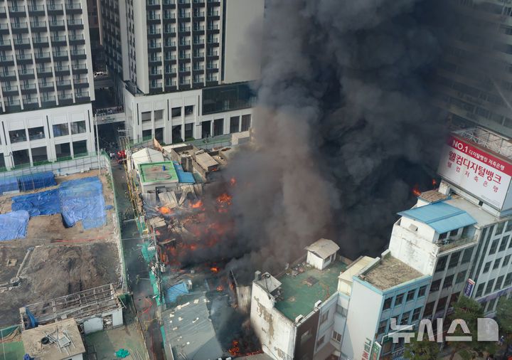 [서울=뉴시스] 이영환 기자 = 28일 오후 서울 중구 을지로 세운대림상가 인근의 한 건물에서 화재가 발생해 연기가 피어오르고 있다. 2025.05.28. 20hwan@newsis.com