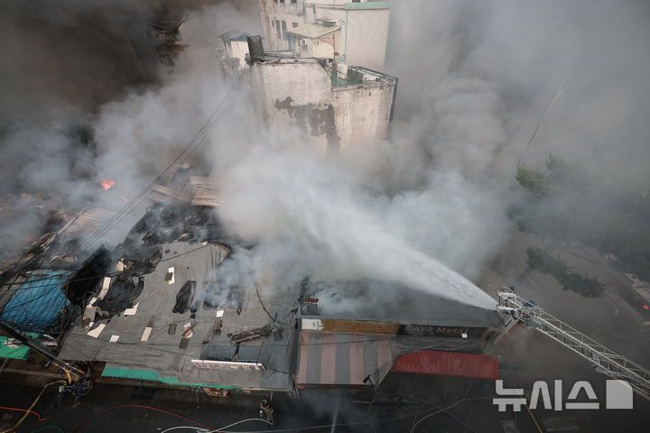 [서울=뉴시스] 정병혁 기자 = 28일 오후 서울 을지로 세운대림상가 인근의 한 건물에서 화재가 발생해 소방대원들이 화재진압을 하고 있다. 2025.05.28. jhope@newsis.com