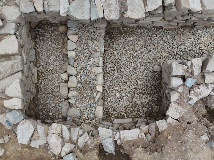 [서울=뉴시스] 경주 쪽샘지구 K91호 돌방무덤 1·2차 시신받침 (위쪽이 북동쪽) (사진=국가유산청 제공) 2025.05.29. photo@newsis.com *재판매 및 DB 금지