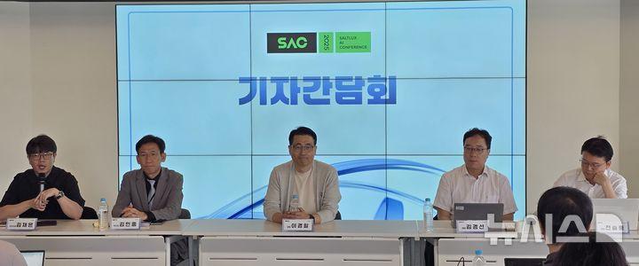 [서울=뉴시스]이경일 솔트룩스 대표는 29일 서울 강남구 역삼동에서 '솔트룩스 AI 컨퍼런스 2025' 기자간담회를 열고 차세대 AI 모델 '루시아3'와 AI 에이전트 플랫폼 '구버', 멀티모달 콘텐츠 플랫폼 '젠웨이브'에 대해 소개하고 회사의 사업 비전을 공유했다. odong85@newsis.com