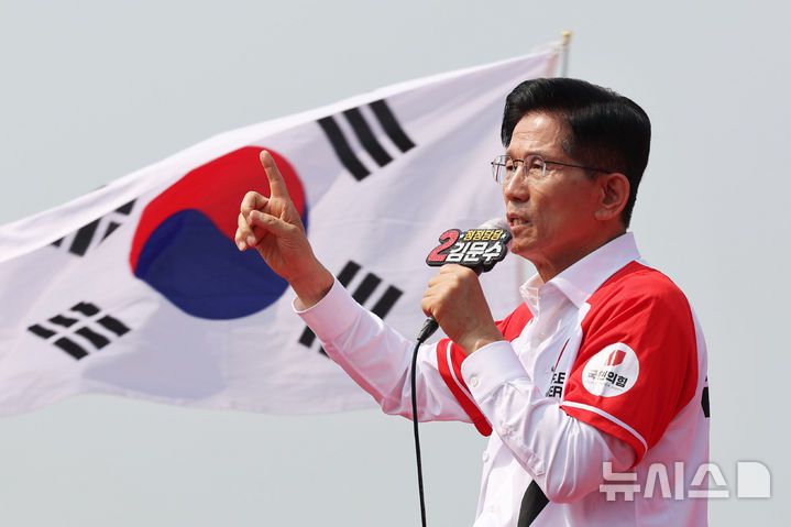 [인천=뉴시스] 권창회 기자 = 김문수 국민의힘 대선 후보가 29일 인천 중구 맥아더공원 인근에서 열린 유세에서 지지호소를 하고 있다. 2025.05.29. kch0523@newsis.com