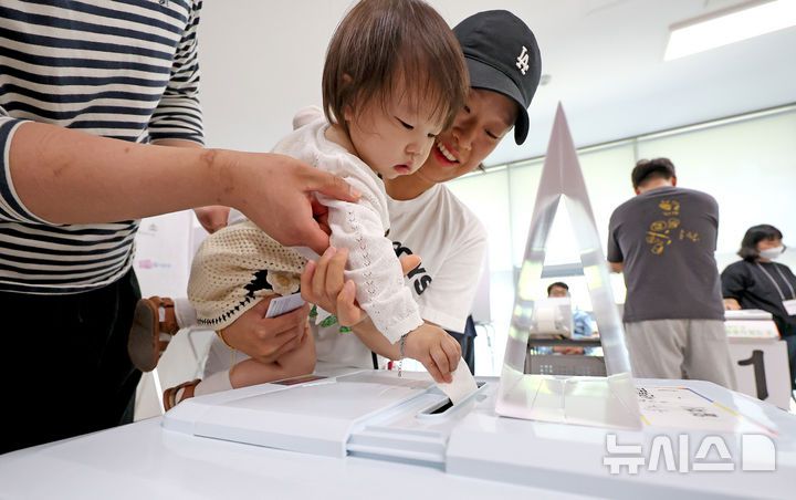 [대구=뉴시스] 이무열 기자 = 제21대 대통령선거 사전투표 첫날인 지난달 29일 대구 달성군 유가읍 행정복지센터에 마련된 사전투표소에서 한 가족이 투표를 하고 있다. 2025.05.29. lmy@newsis.com